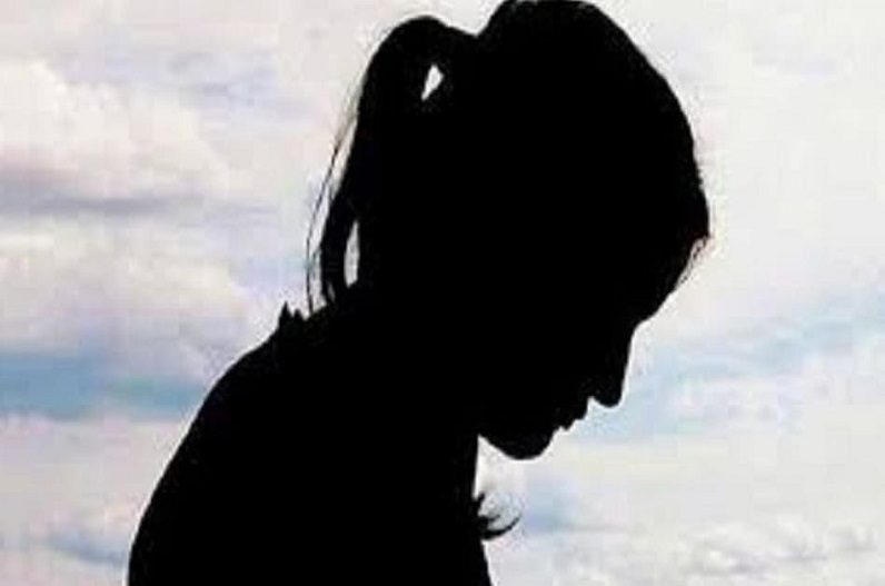 टाइट जींस और टीशर्ट में ऑफिस बुलाते हैं पंचायत अधिकारी, महिला कर्मचारी ने मुख्यमंत्री से की शिकायत