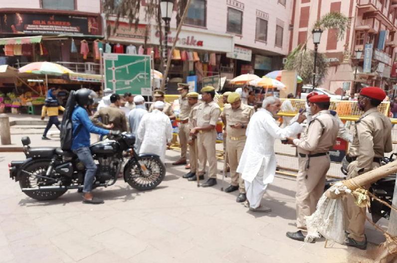Gyanvapi Mosque : जुमे की नमाज के लिए जुटी भीड़, नमाजियों के प्रवेश पर रोक, प्रशासन ने बढ़ाई सुरक्षा