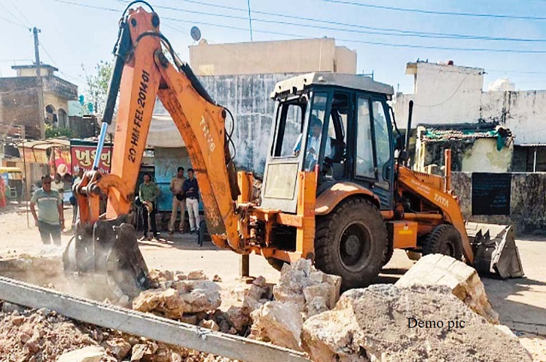 दिल्ली में अब ‘बुलडोजर राजनीति’ AAP ने कहा- चार मंदिरों को ध्वस्त करेगा केंद्र, नोटिस जारी