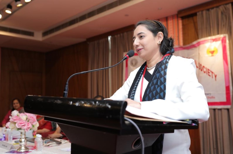 प्रसूति एवं स्त्री रोग सोसाययटी रायपुर के नवनिर्वाचित पधाधिकारियों ने ली शपथ, परंपरागत तरीके से हुई मेडल की अदला-बदली