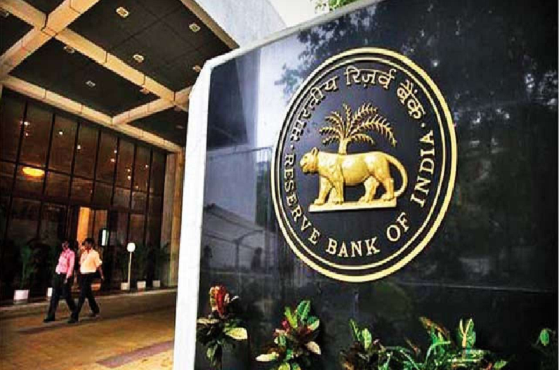RBI ने उठाया बड़ा कदम, चार सहकारी बैंकों पर लगाया प्रतिबंध, क्या है वजह जाने यहां