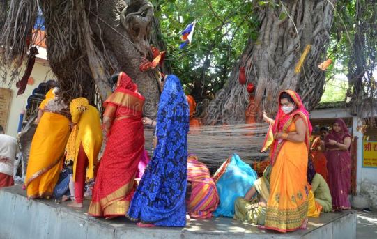 Vat Savitri Vrat 2022: कल मनाया जाएगा वट सावित्री व्रत, सुहागिनें यहां जानें सही पूजन विधि