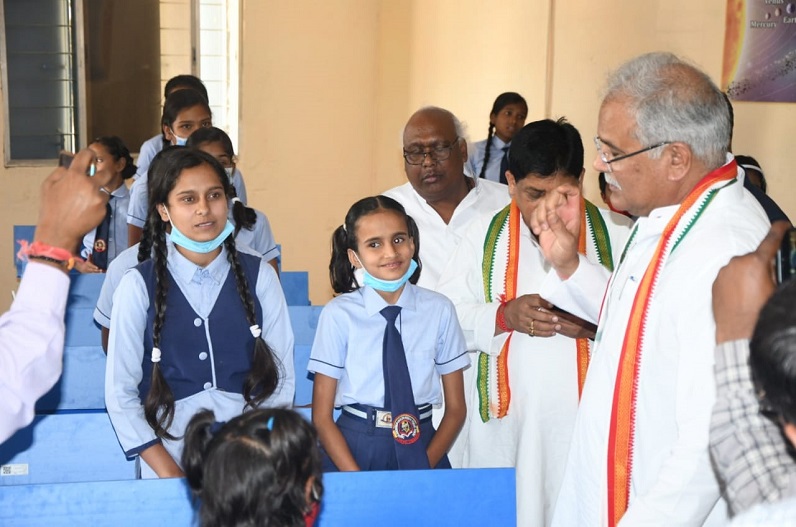 CM भूपेश के सामने बच्चों ने पूछे ऐसे सवाल, अधिकारियों के छूटे पसीने, फिर मुख्यमंत्री ने दिया जवाब