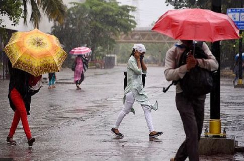 Heavy rain with strong winds in Delhi