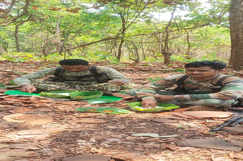 #BoreBaasi : नक्सल मोर्चे पर तैनात जवानों ने खाए बोरे बासी, बोले- Thank You सीएम सर आपने बचपन की यादें ताजा कर दी