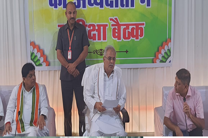 अफसरों के साथ बघेल की बात, बोले कैसे हैं आप लोग