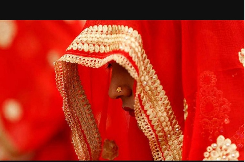 युवती ने भगवान श्री कृष्ण के साथ लिए सात फेरे, कहा- प्रभु ने वरमाला पहनाकर बना लिया अर्धांगिनी