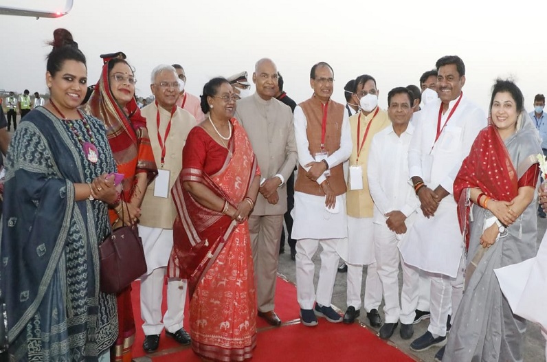 3 दिवसीय दौरे पर भोपाल पहुंचे राष्ट्रपति रामना​थ कोविंद, राज्यपाल मंगुभाई पटेल और सीएम शिवराज सिंह चौहान ने एयरपोर्ट पर किया स्वागत