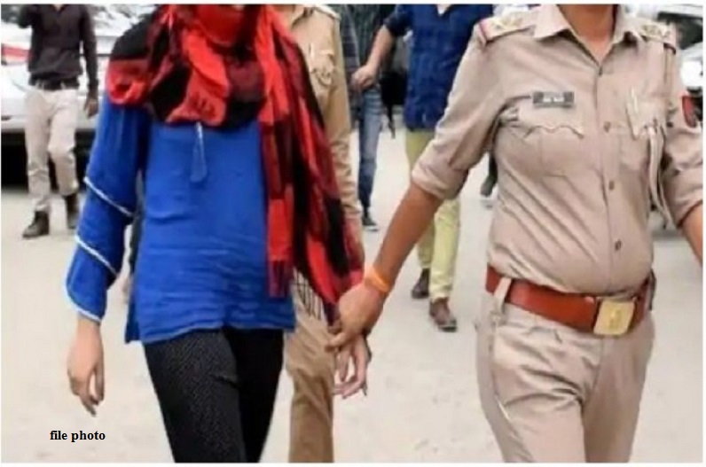 पति के जेल जाने के बाद पत्नी कर रही थी ये गंदा काम, पुलिस ने मारी रेड तो उड़ गए होश, मिले ये सामान