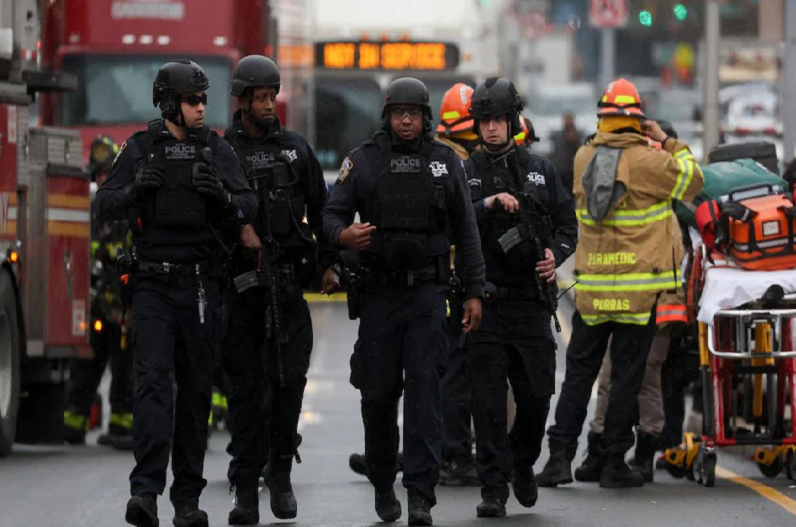 सड़क दुर्घटना में 17 लोगों की मौत, वॉटर पार्क में गोलीबारी में 6 ने गंवाई जान