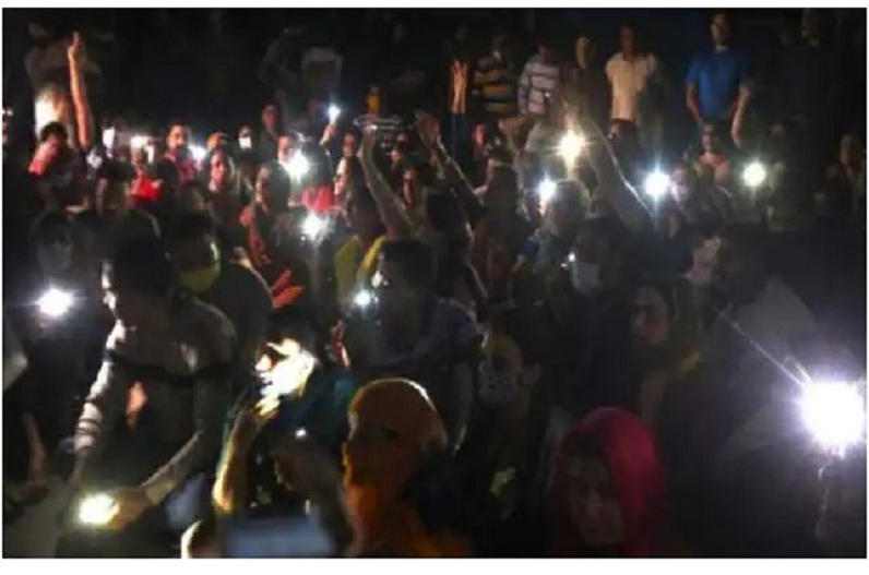 राहुल भट की हत्या: नाराज कश्मीरी पंडितों ने किया रात भर विरोध प्रदर्शन, तहसीलदार ऑफिस में घुसकर बरसाई थी गोलियां