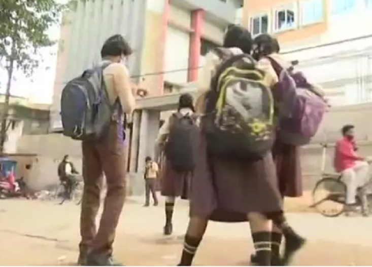 लड़कियों से परेशान होकर लड़कों ने लगाई प्रिंसिपल से गुहार, बोले – ऐसा-ऐसा कहकर बुलाती है हमें