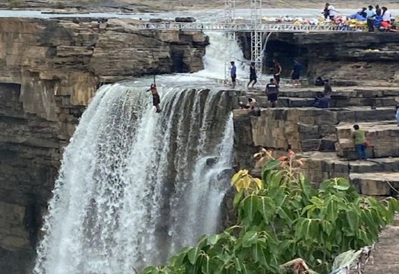 परेश रावल के बेटे ने चित्रकोट जलप्रपात से लगाई 15 बार छलांग, वजह जानकर नहीं होगा यकीन…