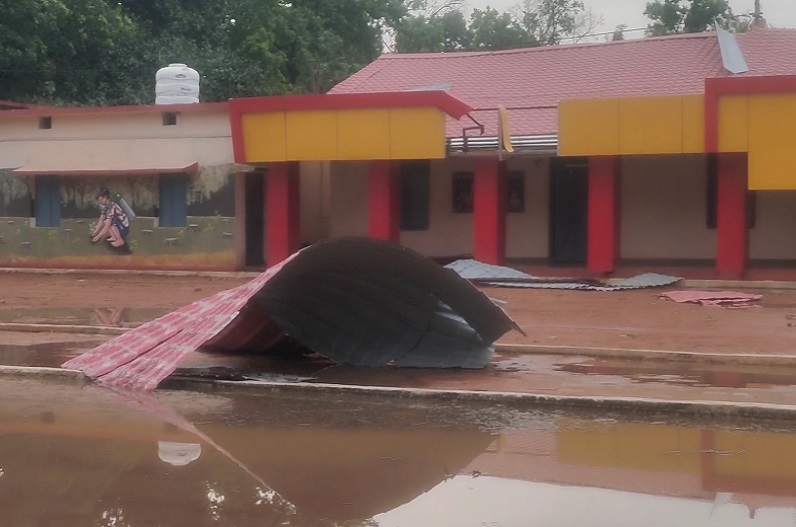 बलरामपुर में भारी बारिश, स्कूलों के उड़े छज्जे, आत्मानंद स्कूल में भी भरा पानी