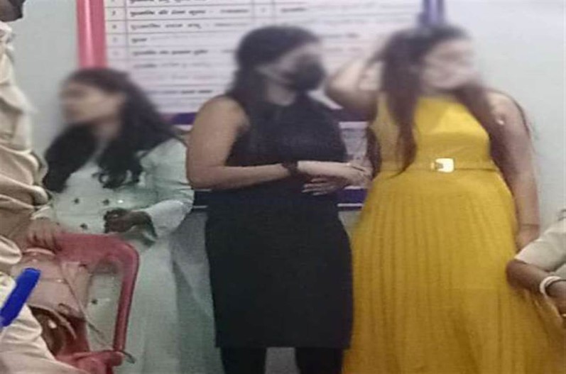 बाइक सवारों ने बीच सड़क पर फाड़े डांसरों के कपड़े, वीडियो बनाकर सोशल मीडिया पर किया वायरल