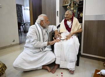 नई दिल्ली। प्रधानमंत्री नरेंद्र मोदी ने शनिवार को अपनी मां के 100वें जन्मदिन के अवसर उन्हें समर्पित एक ब्लॉग लिखा। इस ब्लॉग में उन्होंने अपनी मां के बलिदानों और जीवन के ऐसे पहलुओं का जिक्र किया, जिन्होंने उनके (मोदी के) आत्म-विश्वास, मन एवं व्यक्तित्व को ‘‘आकार’’ दिया।