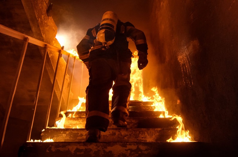 दो मंजिला बार में अचानक लग गई आग, जान बचाने के लिए खिड़की से कूदने लगे लोग, 32 की मौत