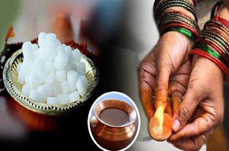 कपूर का ऐसे करें इस्तेमाल, घर में कभी नहीं होगी धन की कमी, जानें और फायदें