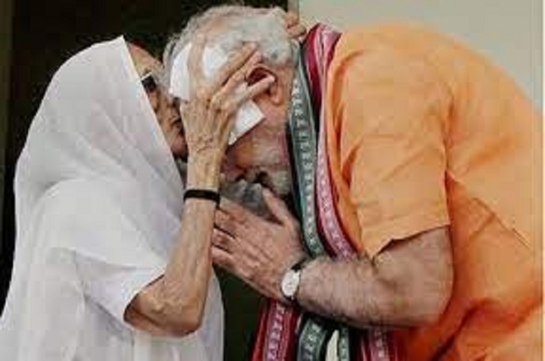 मां… यह सिर्फ एक शब्द नहीं है… इन तस्वीरों में देखिए नरेंद्र मोदी का उनकी मां के लिए समर्पण
