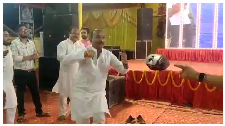 सांई मंदिर के वार्षिकोत्सव में जमकर नाचे विधायक गुलाब कमरो, इस तरह झूमते आए नजर…देखें वीडियो