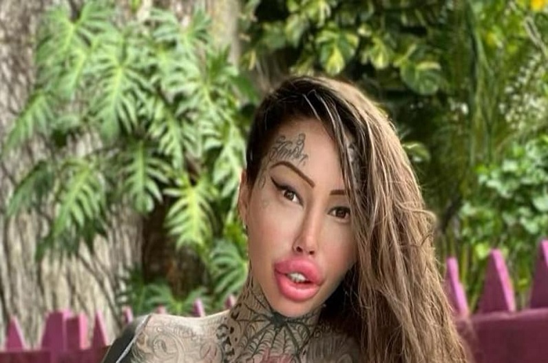 ज्यादा बड़ा है आपका ब्रेस्ट, नहीं कर सकते फ्लाइट में सफर, विमान कर्मचारी ने मॉडल को उतारा