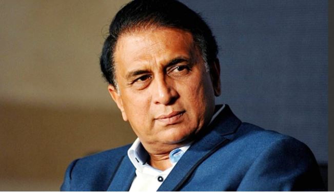 Dhoni gave autograph on Sunil Gavaskar's shirt