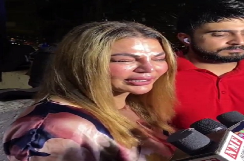 राखी सावंत ने बीच सड़क पर भेड़ों के साथ किया ये काम, वीडियो देखकर आप भी कहेंगे हद है