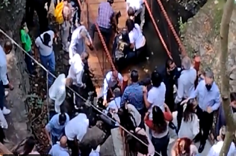 उद्घाटन से पहले ही टूट गया पुल, पत्नी के साथ नाले में गिर पड़े ‘मेयर’, देखिए वीडियो