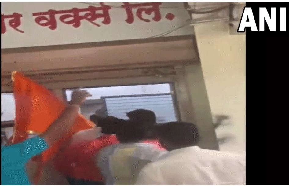 Big News: शिवसेना कार्यकर्ताओं ने बागी विधायक के कार्यालय में की तोड़फोड़, बोले- अभी तो ये शुरूआत है
