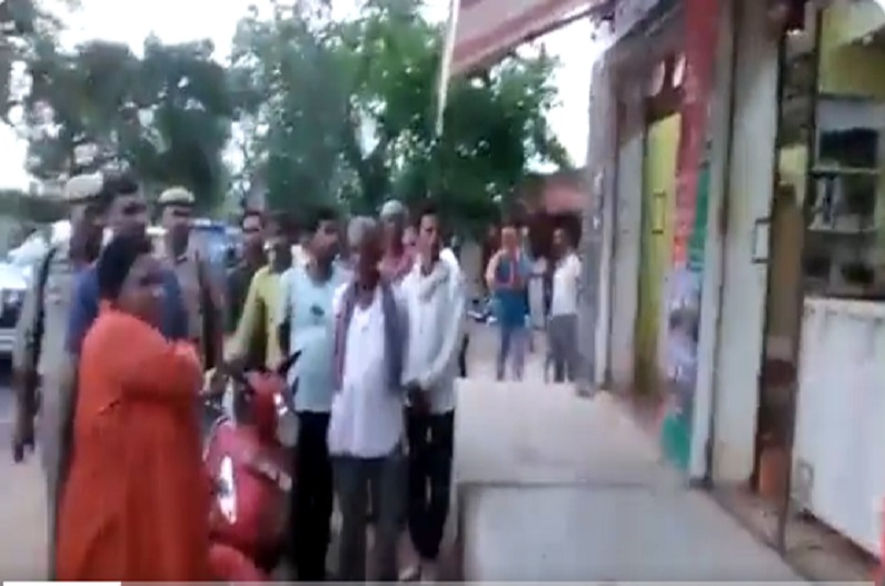 शराब की दुकान पर पूर्व सीएम ने फेंका गाय का गोबर, ट्वीट कर कही ये बड़ी बात, देखें वीडियो