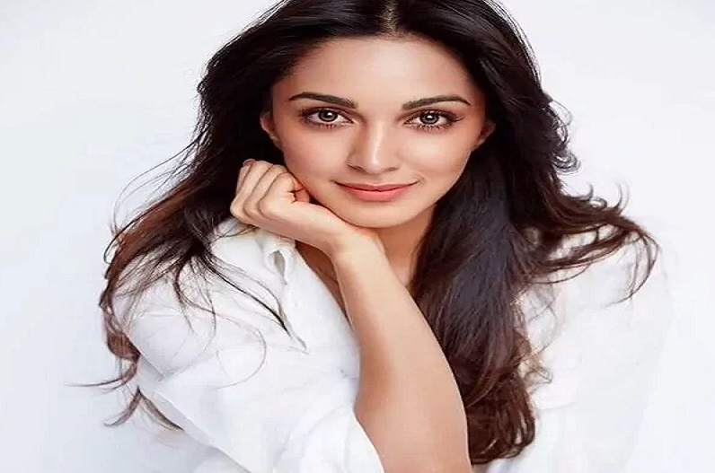 कियारा आडवाणी की इन तस्वीरों ने मचाया बवाल, फैंस बोले – ऐसे कपड़े कौन पहनता है यार !