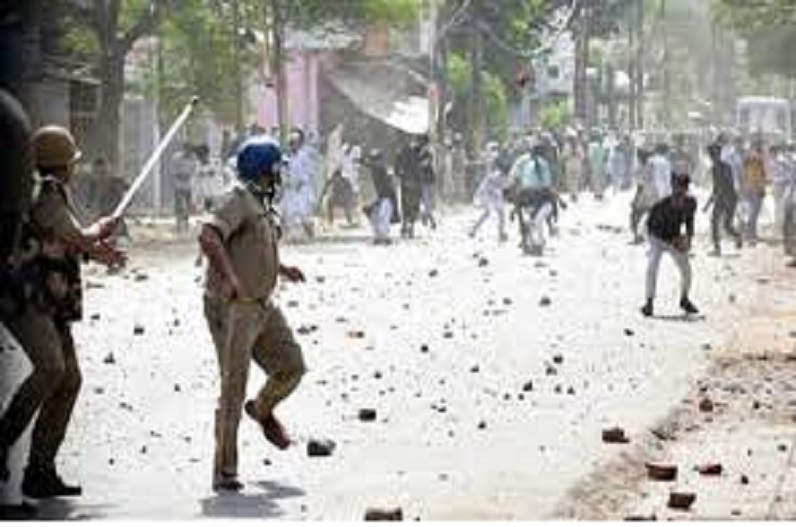 प्रयागराज हिंसा : उपद्रवियों के पोस्टर जारी करेगी पुलिस, मास्टरमाइंड के घर मिला पर्चा