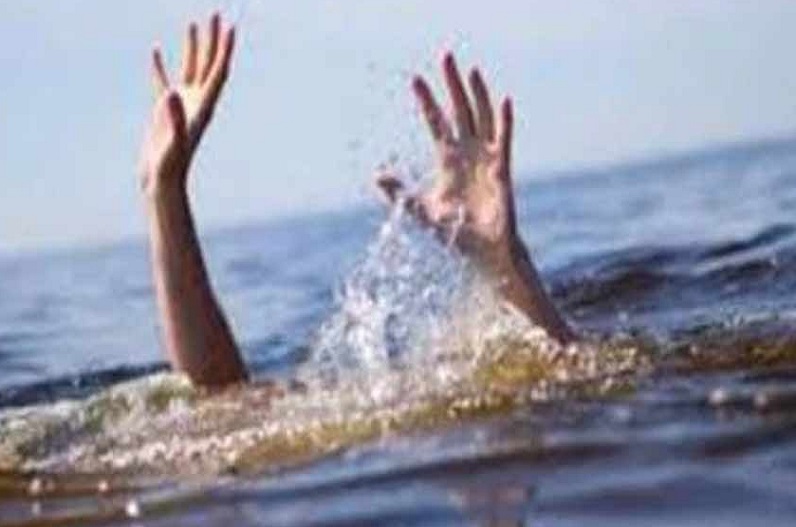 57 वर्षीय व्यक्ति ने उठाया चौकाने वाला कदम,  पहले अपने दो बच्चों को नदीं मे फेका, फिर खुद लगा दी छलांग 