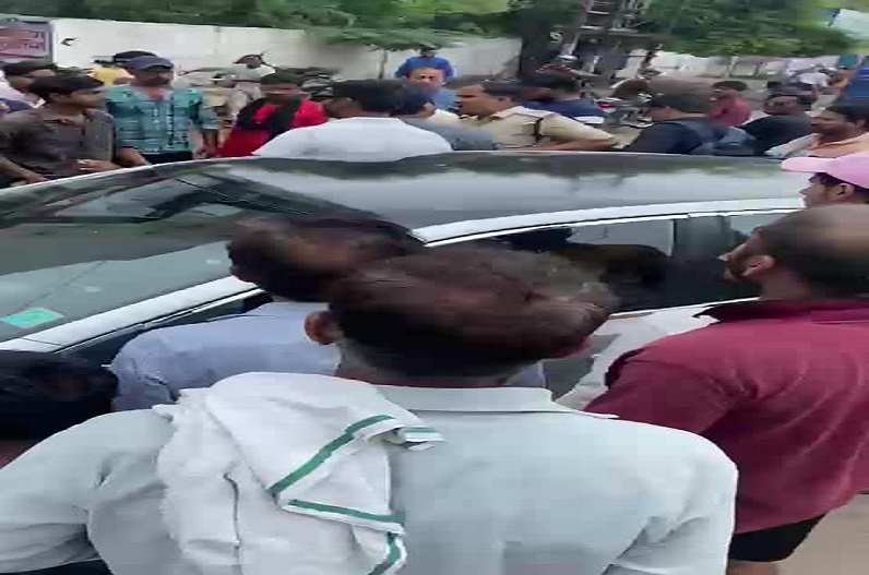 एसआई से मारपीट