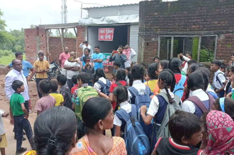 स्कूल के पास खुली शराब दुकान,एकत्रित होकर स्कूली बच्चों ने किया विरोध…