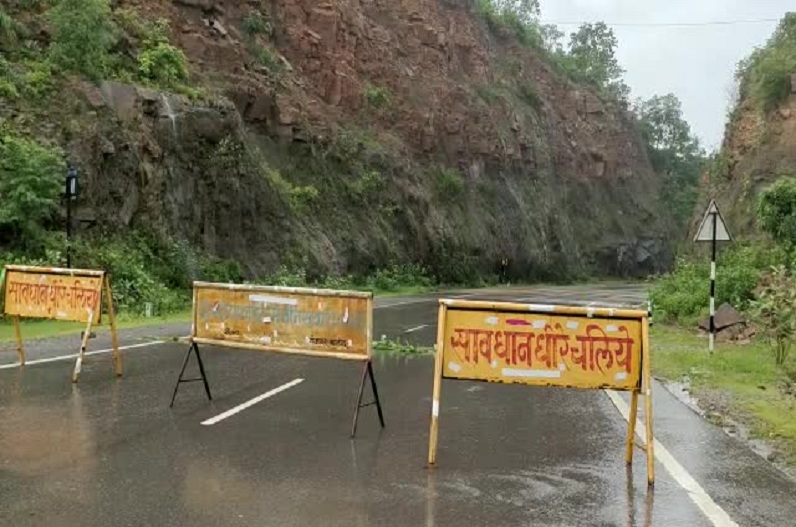 इस नेशनल हाईवे पर गिरी विशाल चट्टान, बंद हुआ मुख्य मार्ग