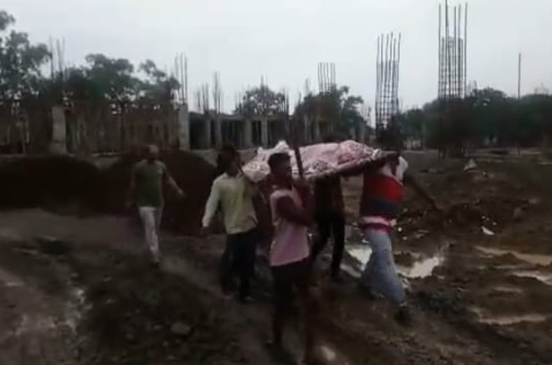 यह कैसा इंदौर! शव को चारपाई पर रखकर पीएम के लिए ले गए परिजन,वीडियो सोशल मीडिया  पर वायरल…
