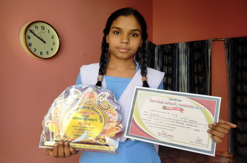 IBC24 Swarn Sharda Scholarship 2022 : 12वीं टॉपर किसान की बेटी अंजु साहू बोलीं- डॉक्टर बनकर करूं सेवा
