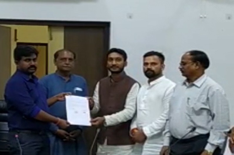 बराबर मत मिलने पर लॉटरी से हुआ भाग्य का फैसला, वन मंत्री के बेटे बने जिला पंचायत उपाध्यक्ष