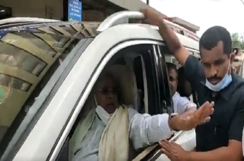 VIDEO: पूर्व मुख्यमंत्री की कार पर महिला ने फेंके 2 लाख रुपए, कहा मुआवजा नहीं न्याय चाहिए, जाने क्या है पूरा मामला