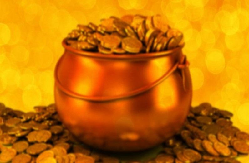 शौचालय के लिए गड्ढा खोदने के दौरान लखपति बना मजदूर, लेकिन कर गया ऐसी गलती कि गवां बैठा सब कुछ