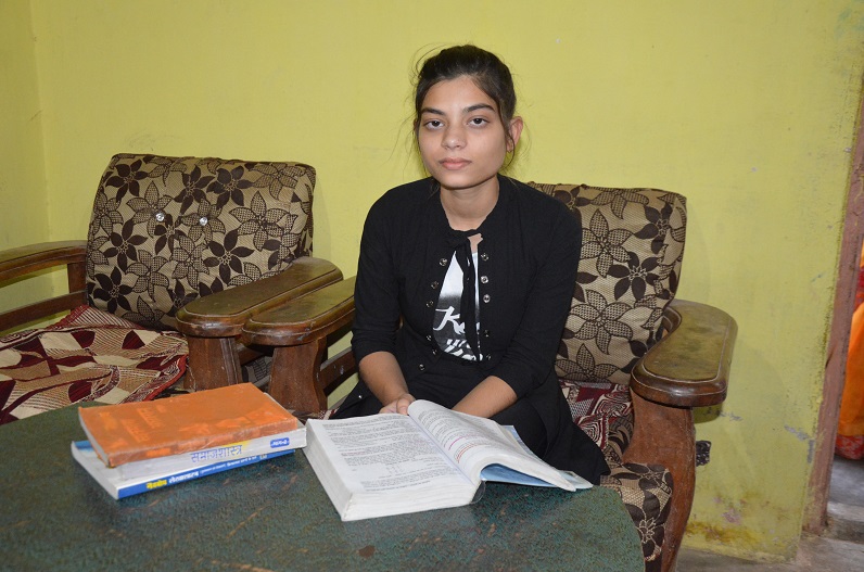 IBC24 Swarn Sharda Scholarship 2022 : 12वीं टॉपर लक्ष्मी अग्रवाल बोलीं- संयुक्त परिवार हो तो पढ़ाई में कभी नहीं आती बाधा.. मैंने किया साबित