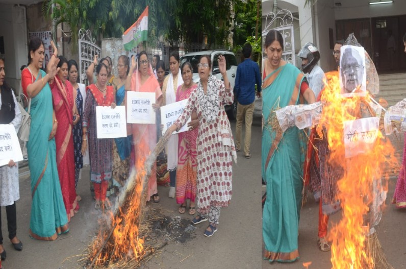 राहुल गांधी की गिरफ्तारी से गुस्साई महिला कांग्रेस, फूंका मोदी सरकार का पुतला