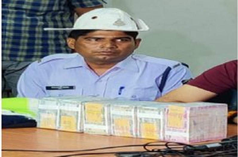 आरक्षक ने पेश की ईमानदारी की मिसाल, SSP को सौंपा लाखों रुपए से भरा बैग, अब IG ने की ये घोषणा