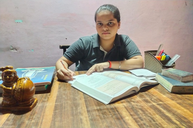 IBC24 Swarn Sharda Scholarship 2022 : 12वीं टॉपर साक्षी गुप्ता बोलीं- तमाम मुश्किलों के बाद भी ख्वाहिश को मरने नहीं दिया..