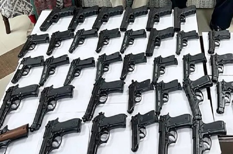 विदेश से अपने साथ ये सामान लेकर आ रहे थे ‘बंटी-बबली’, कस्टम विभाग ने खंगाला बैग तो उड़ गए होश