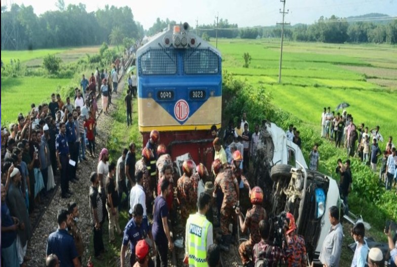 ट्रेन के टक्कर के बाद बस के उड़े परखच्चे, 11 की मौत, कांप उठी देखने वालों की रूह