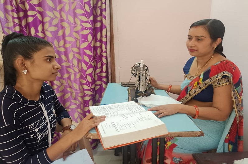 IBC24 Swarn Sharda Scholarship 2022 : 12वीं टॉपर वर्षा देवांगन बोलीं- खेती में कुछ ऐसा करूं कि दुनिया के काम आए