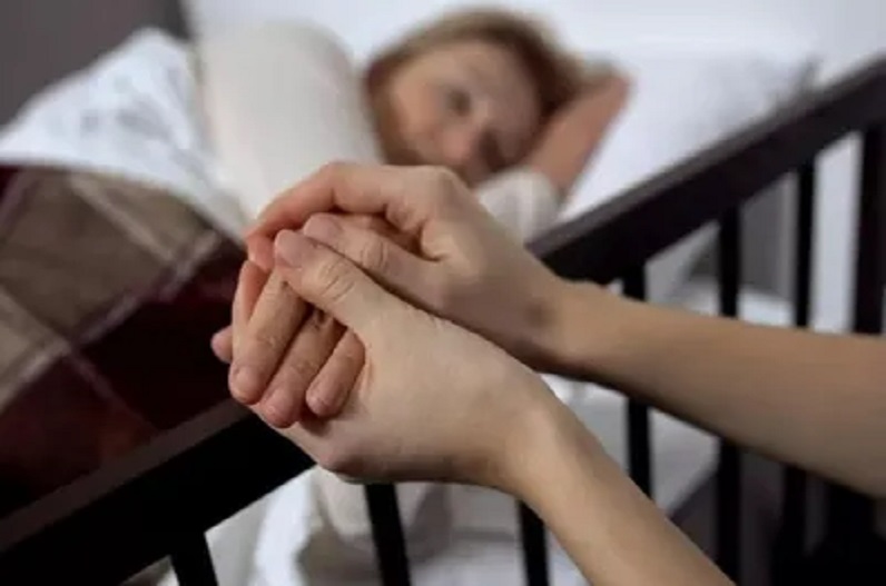 वर्जिन महिला ने मरने से पहले दोस्त को बताई आखिरी ख्वाहिश, सुनकर उड़े युवक के होश, और फिर…