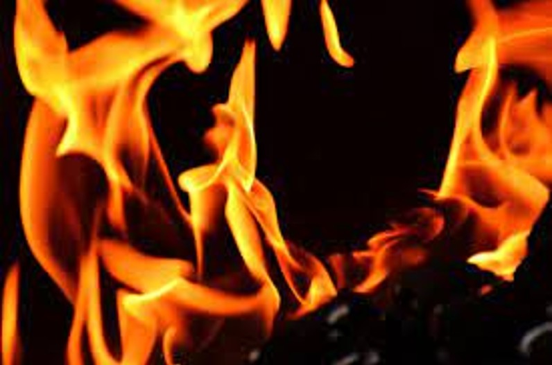 जबलपुर में  दुकान में पेट्रोल डालकर लगा दी आग, पैसों के लेन-देन का मामला, सीसीटीवी में दिखे आरोपी